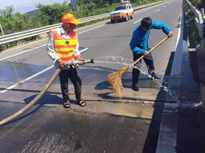 高温下,创全国文明城市,公路人在行动