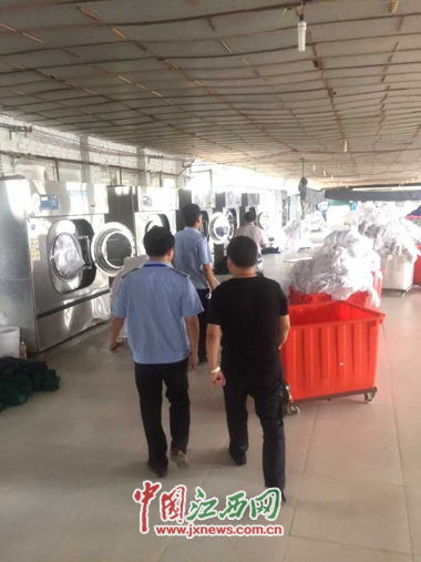 南昌县两家非法洗涤厂 背靠背 污染严重废水直排农田