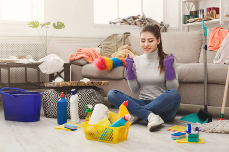 妇女与清洁设备准备干净的房间